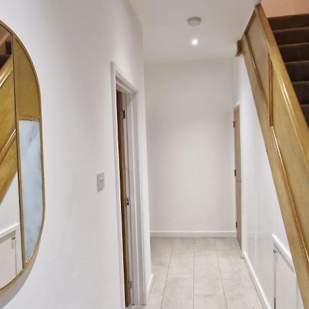 Shm Stays Leicester. Newly Renovated!! 15 Min Drive From City Centre, University. 9 Min Drive To Leicester City Stadium, 5 Min Drive To M1 & M69. 2 Min Walk To Bus Stop. Extérieur photo