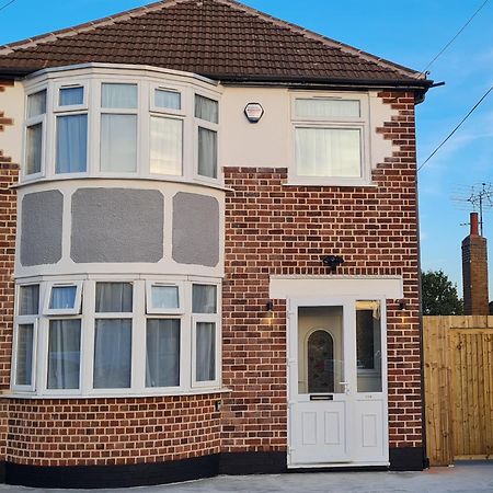 Shm Stays Leicester. Newly Renovated!! 15 Min Drive From City Centre, University. 9 Min Drive To Leicester City Stadium, 5 Min Drive To M1 & M69. 2 Min Walk To Bus Stop. Extérieur photo