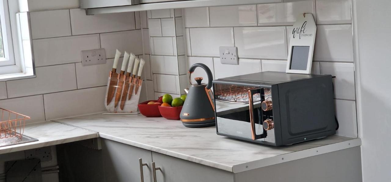 Shm Stays Leicester. Newly Renovated!! 15 Min Drive From City Centre, University. 9 Min Drive To Leicester City Stadium, 5 Min Drive To M1 & M69. 2 Min Walk To Bus Stop. Extérieur photo